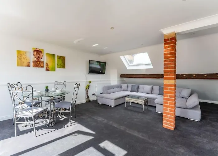 Roof Terrace Two Bedroom Apartment - Walk To Beach