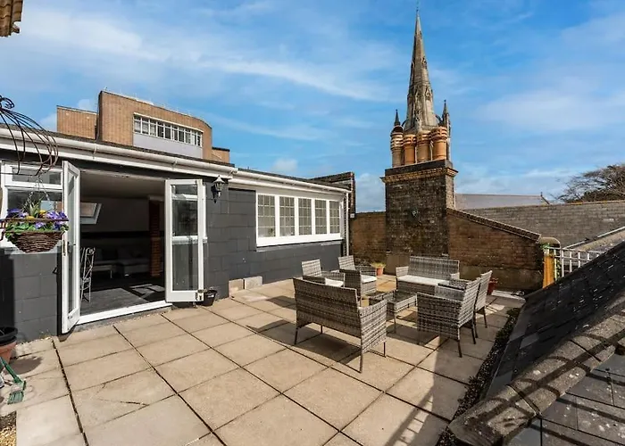 Roof Terrace Two Bedroom Apartment - Walk To Beach