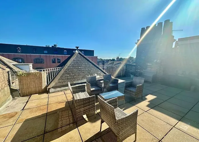 Roof Terrace Two Bedroom Apartment - Walk To Beach